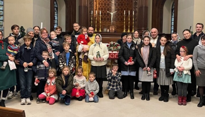 Enoriașii comunității londoneze a Bisericii Ortodoxe Ucrainene. Imagine: grupul de Facebook 