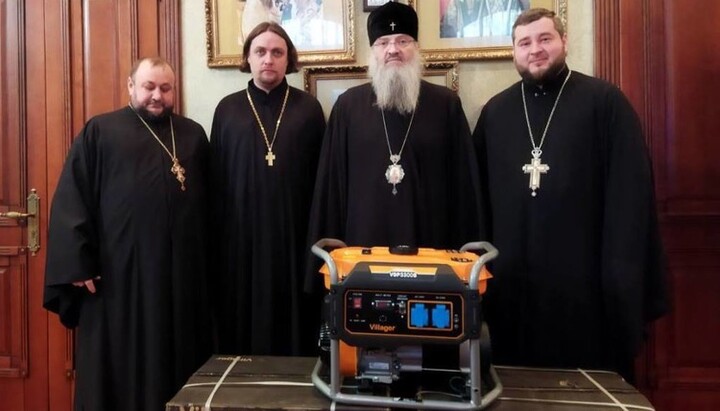 Митрополит Лука передав електрогенератори священникам. Фото: hramzp.ua