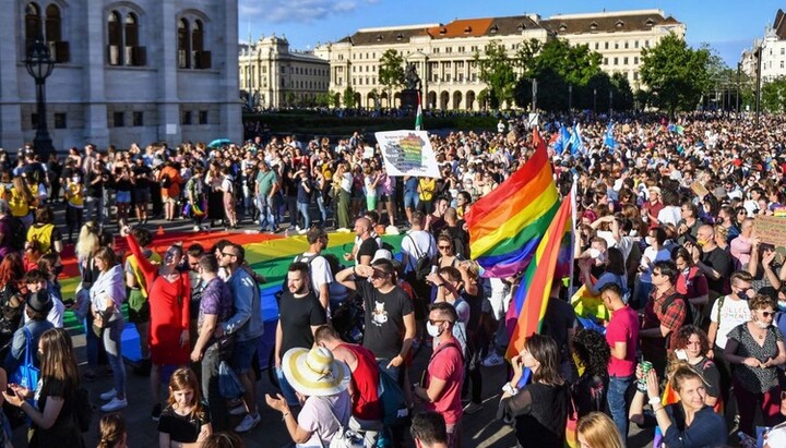 У Будапешті біля парламенту пройшов мітинг проти законопроєкту про заборону пропаганди ЛГБТ. Фото: CNN