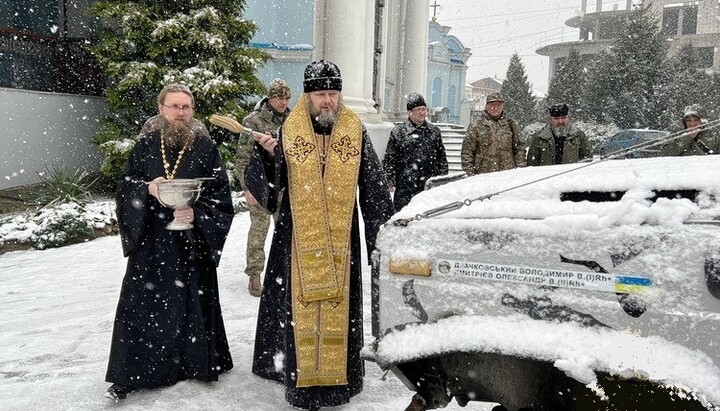 У Сумській єпархії передали військовим автомобіль. Фото: portal-pravoslavie.sumy.ua