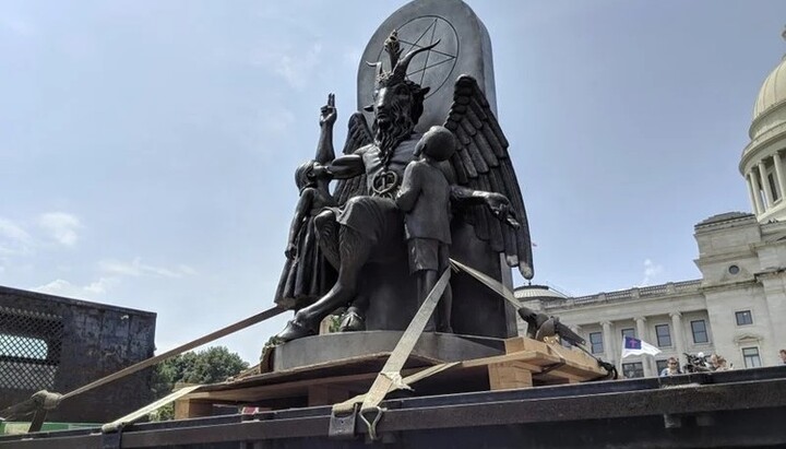 Статуя Бафомета з дітьми, яку сатаністи намагалися встановити у Арканзасі. Фото: apnews.com