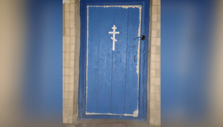 В селе Бохоники ПЦУшники залили вход в молитвенный дом УПЦ монтажной пеной