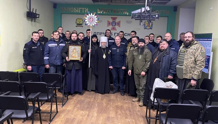 Духовенство УПЦ и военнослужащие ВСУ на Донбассе. Фото: Facebook-страница протоиерея Александра Клименко