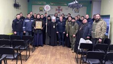 Met. Augustine prays for Ukraine with Ukrainian soldiers on front line