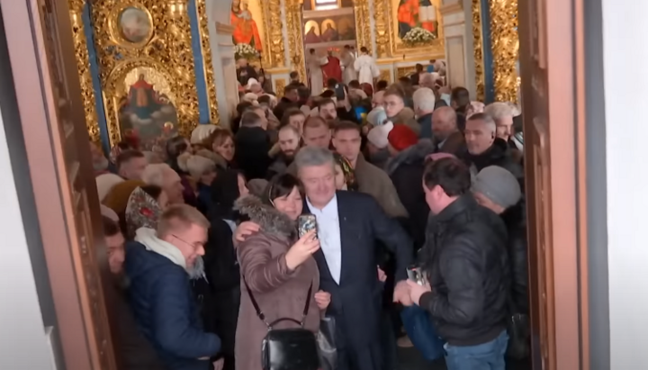 Петро Порошенко в оточенні прихильників ПЦУ в Київській лаврі. Фото: скріншот із сторінки в YouTubі «5 канал»