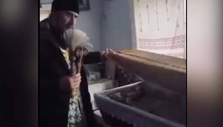 Протоієрей Сергій біля труни своєї парафіянки. Фото: скріншот відео t.me/UOCpip