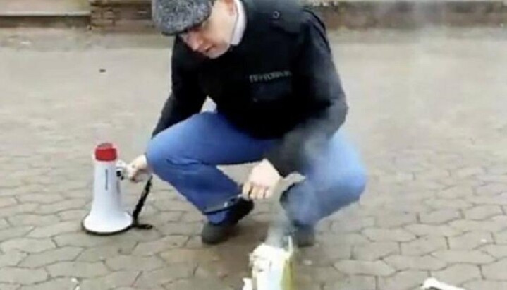 Активіст Расмус Палудан спалює Коран. Фото: pravda.ru