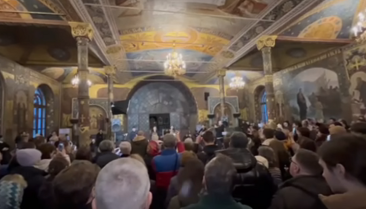 În Biserica Trapezei din Lavra Peșterilor a fost susținut un concert despre uciderea unui moscovit. Imagine: screenshotvideo de pe pagina FB Kohanovskaia