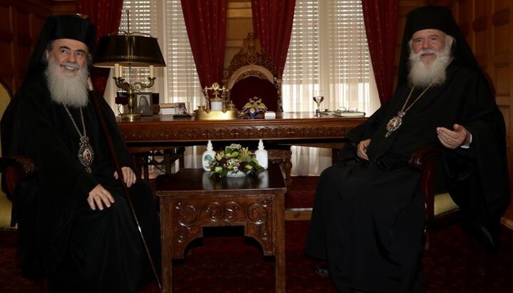 Патриарх Иерусалимский Феофил III и Архиепископ Афинский и всея Эллады Иероним II. Фото: orthodoxtimes.com 