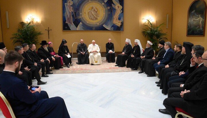Папа Франциск на зустрічі з делегатами Всеукраїнської ради Церков та релігійних організацій. Фото: Vatican Media