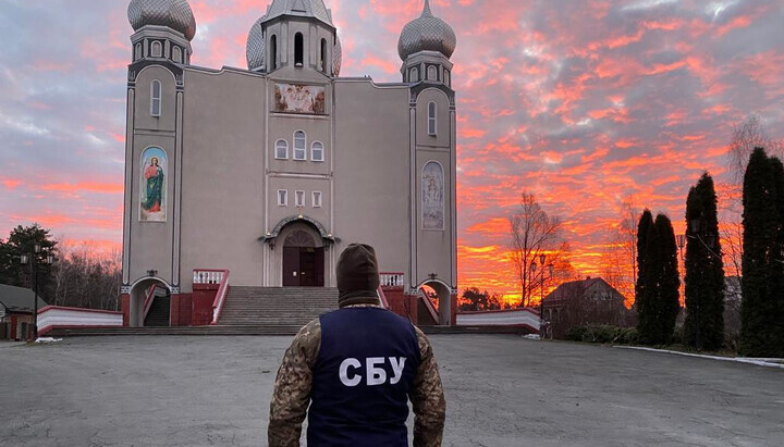 The security forces came to search the UOC eparchy. Photo: SBU