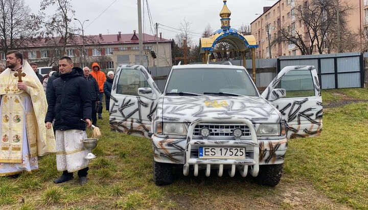 Автомобіль Opel Frontera від вірян Волинської єпархії УПЦ освятили перед відправленням на фронт. Фото: news.church.ua