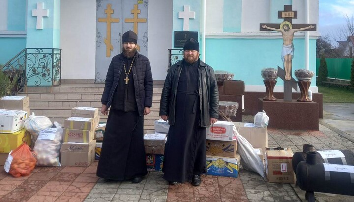 Священики Кіровоградської єпархії УПЦ відправляють допомогу на фронт. Фото: сторінка єпархії у Facebook