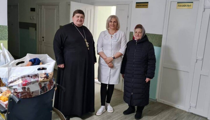 Віряни УПЦ Рівного передали допомогу для онкохворих дітей