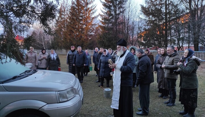 Священник храму УПЦ с. Старий Вовчинець освятив автомобіль для ЗСУ. Фото: Facebook-сторінка «Старий Вовчинець інфо»