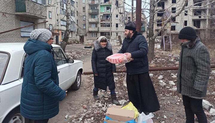 Священники УПЦ раздают гуманитарную помощь в Северске и Часовом Яре. Фото: church.ua