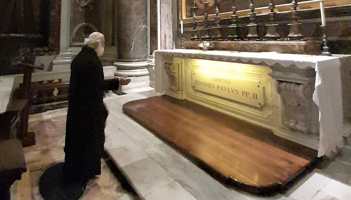 Глава Александрийской Церкви молится возле могилы папы римского. Фото: patriarchateofalexandria.com