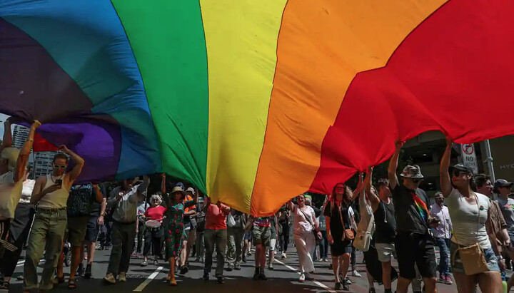 Марш ЛГБТ в день похорону кардинала Пелла. Фото: theguardian.com