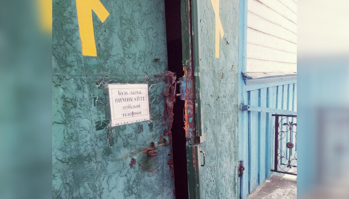 Cracked doors of the Intercession Church in Trebukhiv. Photo: Screenshot from Yana Korniyko Instagram 