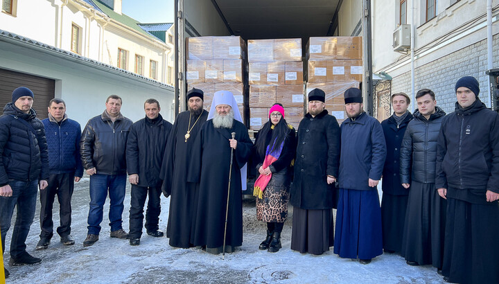 The Kyiv-Pechersk Lavra monks and parishioners handing over medicines to volunteers. Photo: lavra.ua