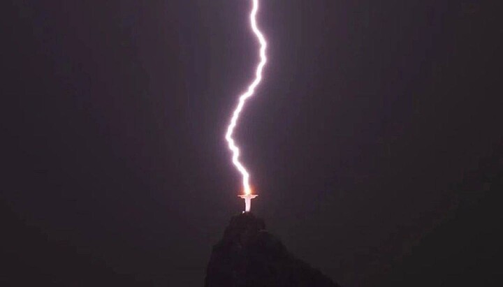 Молния ударила в статую Христа-Искупителя в Рио-де-Жанейро. Фото: kp.ru