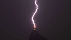 Молния ударила в статую Христа в Бразилии