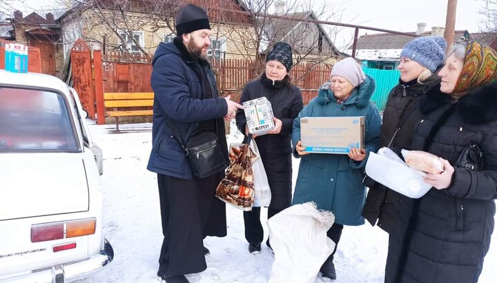 Волонтери УПЦ передають гуманітарну допомогу мешканцям Донбасу. Фото: facebook.com/lesyamedvid