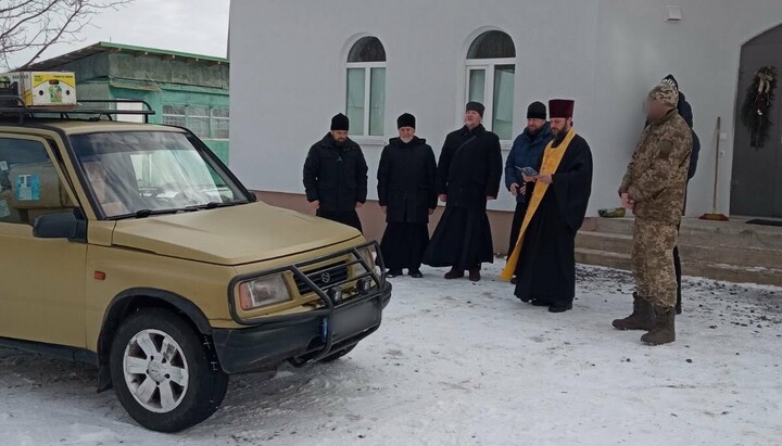 Священники Винницкой епархии УПЦ освящают автомобиль для ВСУ. Фото: news.church.ua 