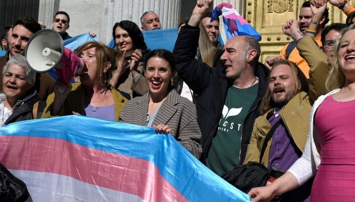 Іспанський міністр у справах рівноправності Ірене Монтеро на акції на підтримку законопроекту про спрощену зміну статі. Фото: afp.com