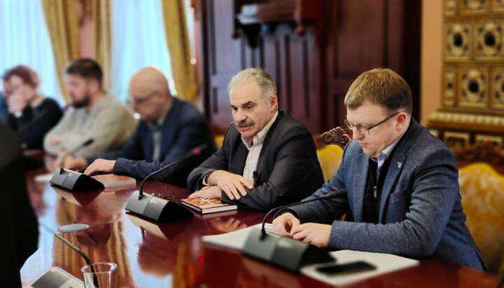 Victor Ielenski la masa rotundă. Imagine: dess.gov.ua