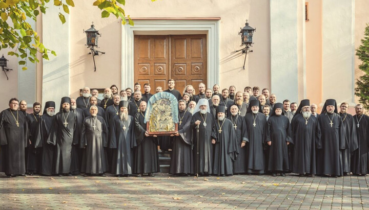 Митрополит Інокентій із духовенством. Фото: orthodoxy.lt
