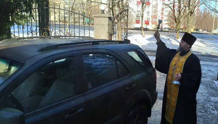 Священник Полтавської єпархії УПЦ освячує автомобіль для ЗСУ. Фото: pravoslavie.poltava.ua