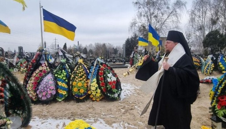 Священники УПЦ помолилися в Бучі у річницю початку війни