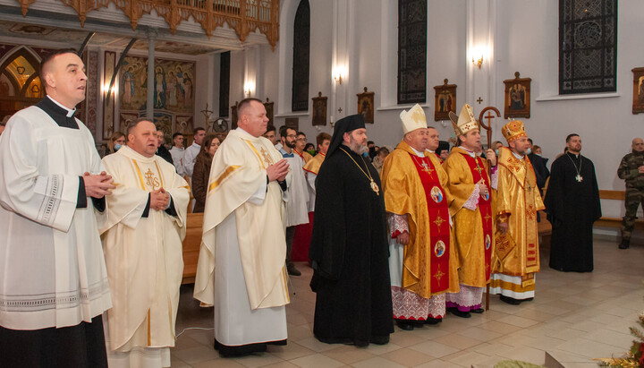 «Αρχιεπίσκοπος» της OCU Μητροφάν Μπουτίνσκι (στο κέντρο) σε καθολική λειτουργία στο Χάρκοβο. Φωτογραφία: test.catholic-kharkiv.org
