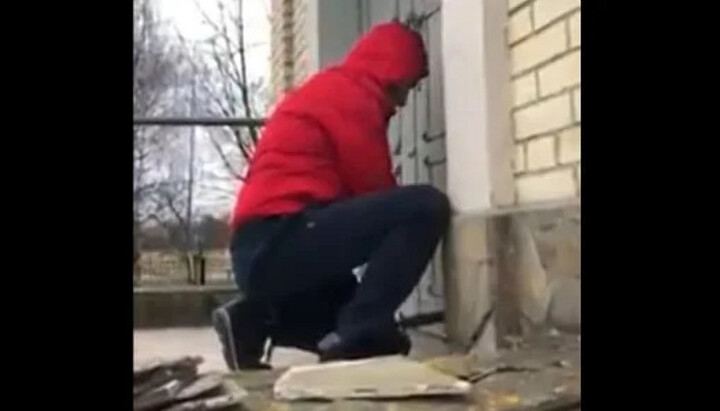 Lăcașul Bisericii Ortodoxe Ucrainene (BOUkr) luat cu asalt, ușa tăiată cu un polizor de mână. Imagine: screenshot video Biserica Ortodoxă Ucraineană
