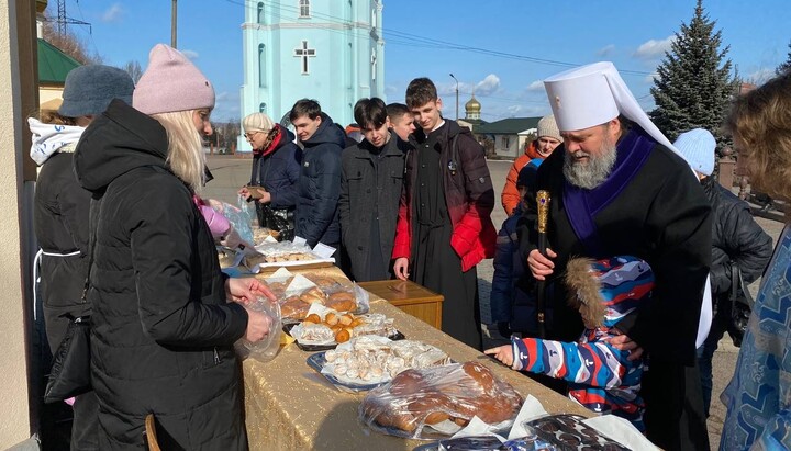 Митрополит Криворожский и Никопольский Ефрем на благотворительной ярмарке. Фото: eparhia.com.ua