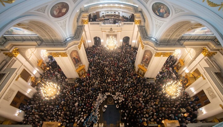 Люди у храмі. Фото: tatmitropolia.ru