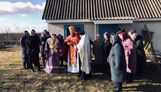 У Шкарові члени ПЦУ закрутили шурупами двері в молитовному будинку УПЦ