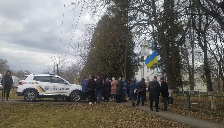 Мітинг прихильників ПЦУ біля Архангело-Михайлівського храму у селі Колибаївка. Фото: сторінка у Facebook Анатолія Дубинського