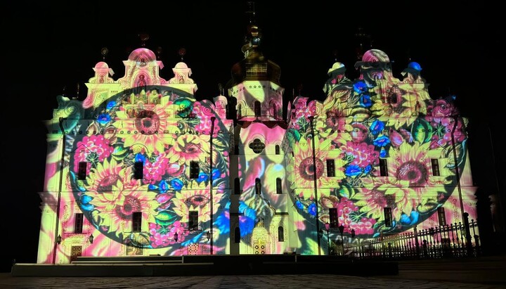 Світлове шоу на фасаді Успенського собору Києво-Печерської лаври. Фото: mkip.gov.ua