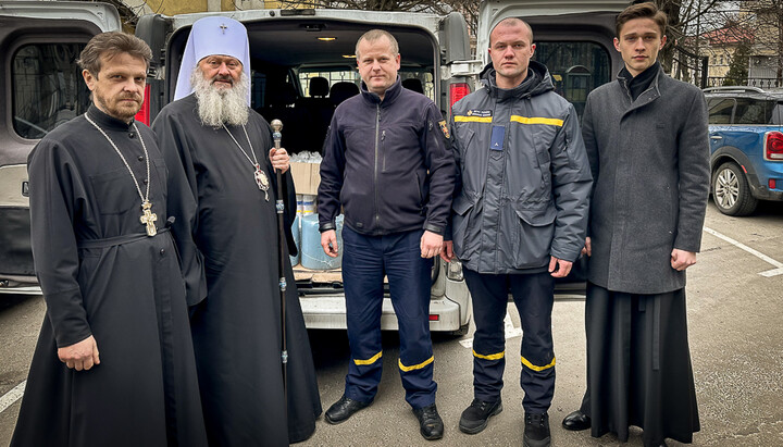 Ο Μητροπολίτης Παύλος παραδίδει ανθρωπιστική βοήθεια στους Ουκρανούς υπερασπιστές. Φωτογραφία: lavra.ua