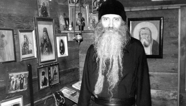 Ο Ιερομόναχος Σεραφείμ (Ρόουζ) στο κελί του, στο μοναστήρι του Αγίου Γερμανού. Φωτογραφία: dzen.ru