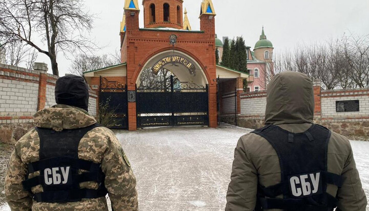 Співробітники СБУ проводять обшук у монастирі УПЦ. Фото: rbc.ru