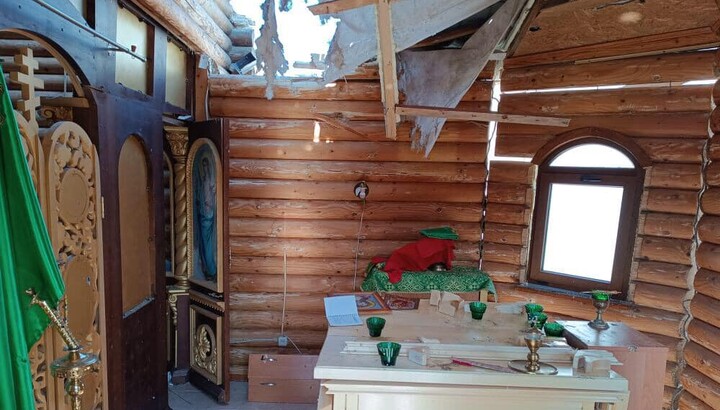 Вівтар храму УПЦ в Очакові після обстрілу. Фото: сторінка Д. Дмитрієва у Facebook