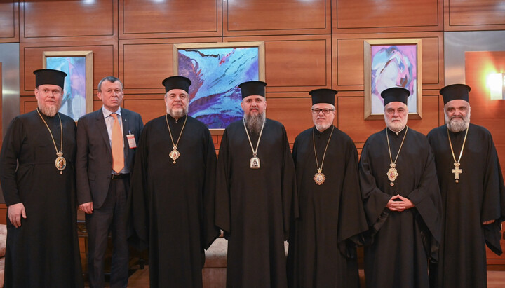 Dumenko and the hierarchs of the Church of Alexandria meeting at the Cairo airport. Photo: pomisna.info