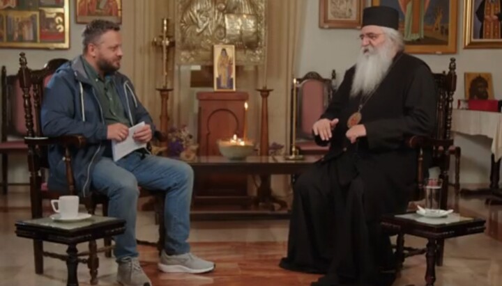 A conversation between Metropolitan Neophytos and a blogger from Russia. Photo: screenshot of the Spasi I Sokhrani YouTube channel