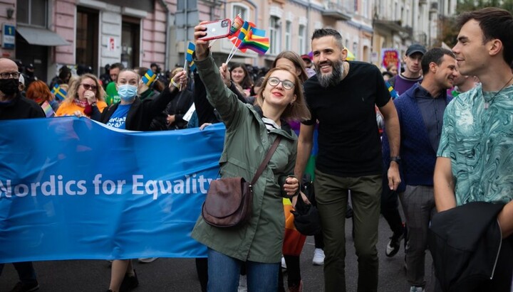 Η βουλευτής Ίννα Σοβσούν στην πορεία ΛΟΑΤΚΙ. Φωτογραφία: vsirazom.ua