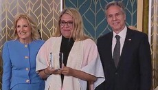 Блинкен вручил премию Госдепа «женщинам за отвагу» биологическому мужчине