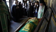 Ο Τκατσένκο αποκάλεσε τα λείψανα των αγίων «εκθέματα» και υποσχέθηκε την αναθεώρησή τους