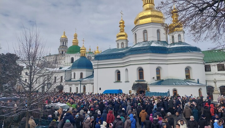 Тисячі вірян прийшли до Києво-Печерської лаври. Фото: facebook Віктор Кушнір